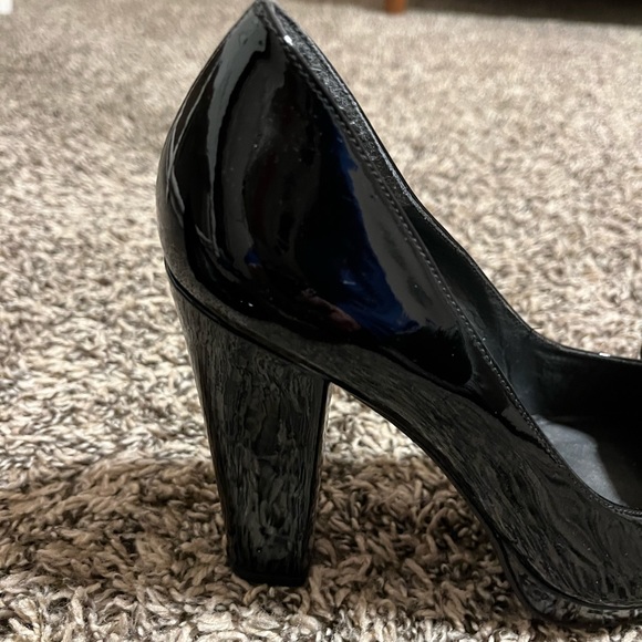 Stuart Weitzman black, open toed, patent leather high heels, with bow - Picture 1 of 5